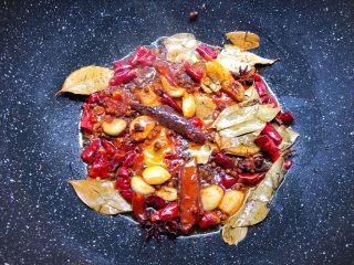 4、麻辣小龙虾,加入2勺郫县豆瓣酱炒出红油，再加入八角，桂皮，香叶，花椒，干辣椒炒出香味。