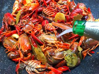 6、麻辣小龙虾,倒入1瓶啤酒，是大瓶的哦，翻炒均匀，盖上盖子焖15分钟。