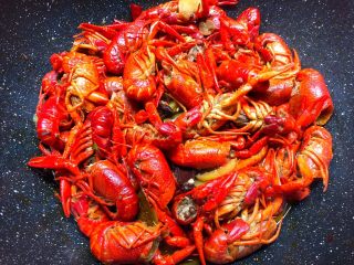 7、麻辣小龙虾,焖好加入少许鸡精翻炒均匀即可出锅。