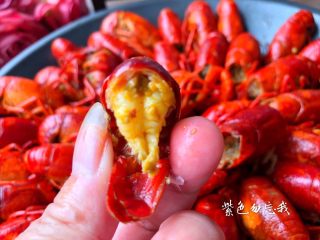8、麻辣小龙虾,美味的麻辣小龙虾做好了，麻辣鲜香，超级过瘾哦。