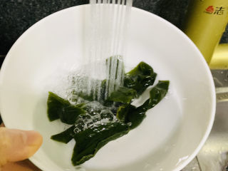 3、海带冬瓜汤,将海带结用水清洗干净，并泡水；