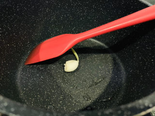 7、海带冬瓜汤,锅里放少许油，加一瓣蒜，炒香；