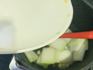 8、海带冬瓜汤,加入冬瓜干贝炒香，再加适量清水；