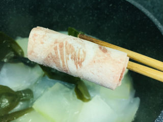 13、海带冬瓜汤,快出锅时加牛肉卷，煮开，牛肉卷变色，就熟了；