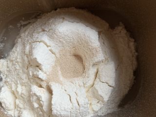 1、仿真蘑菇包,面团所有材料放入面包桶，开启和面程序15-20分钟