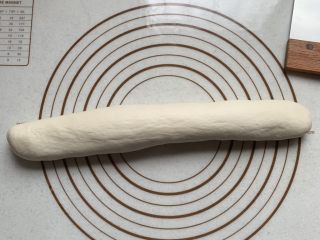 4、仿真蘑菇包,发好的面团拿出，揉均匀后搓长