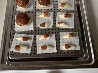 6、仿真蘑菇包,用毛刷刷在面团上和水滴面团粗的部分。