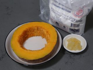 1、南瓜小圆子,材料准备好