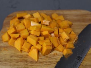 2、南瓜小圆子,南瓜去皮切小块