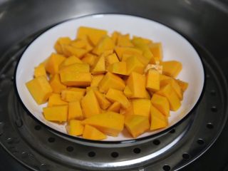 3、南瓜小圆子,放入蒸锅中，大火蒸约20分钟