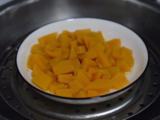 4、南瓜小圆子,将蒸好的南瓜取出