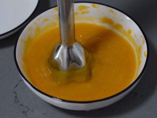 5、南瓜小圆子,用搅拌机或料理棒搅打成泥，也可以直接用勺子压