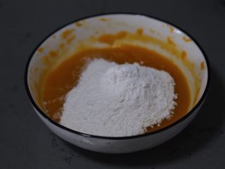 7、南瓜小圆子,加入糯米粉