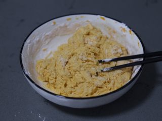 8、南瓜小圆子,用筷子搅拌均匀