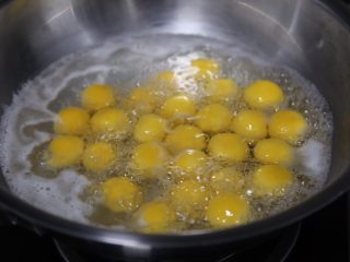 11、南瓜小圆子,锅里烧开水，下南瓜圆子煮开