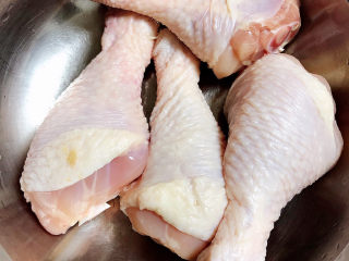 1、生炒鸡,准备好鸡腿肉。