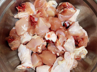 2、生炒鸡,将鸡腿剁成小块。