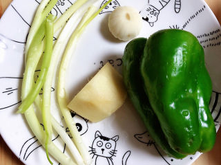 3、生炒鸡,准备好葱姜蒜、青椒。