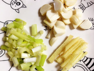 4、生炒鸡,配菜切好待用。