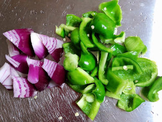 5、生炒鸡,青椒切块儿，也可以备点洋葱。