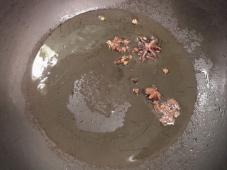 6、生炒鸡,锅中倒入油，加热至五成热，放入白糖、花椒、大料煸香。