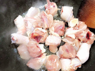 7、生炒鸡,放入鸡肉，翻炒均匀。