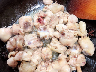 8、生炒鸡,大约炒三五分钟，将鸡肉中的水分炒掉。