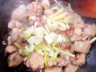 9、生炒鸡,放入葱姜蒜爆香。
