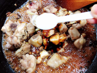 11、生炒鸡,再加入盐、酱油、生抽、耗油。