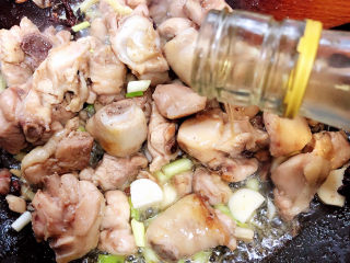 10、生炒鸡,加入料酒，翻炒均匀。