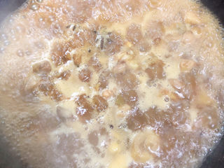 13、生炒鸡,加入500ml水，烧开锅，盖盖儿炖煮10分钟。