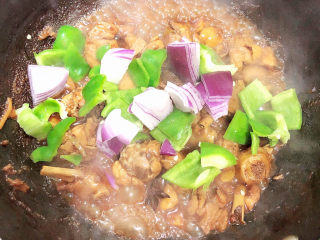 14、生炒鸡,放入洋葱、青椒，翻炒均匀。