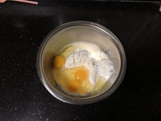 1、外酥内软的香甜干果萨琪玛,把面粉、鸡蛋液、泡打粉倒入盆中。