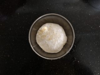 2、外酥内软的香甜干果萨琪玛,揉成团，盖上保鲜膜松弛半个小时。