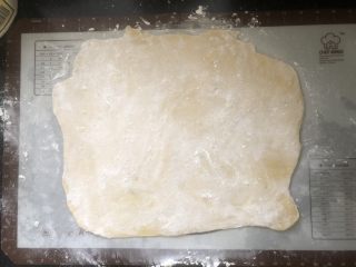 3、外酥内软的香甜干果萨琪玛,擀成薄片，撒上玉米淀粉防粘。