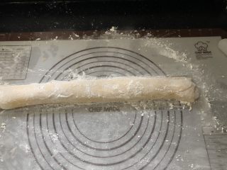 4、外酥内软的香甜干果萨琪玛,折叠起来。