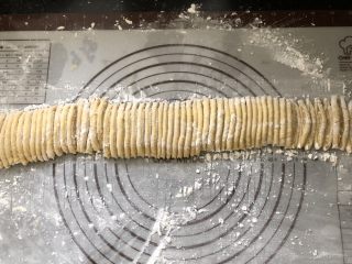 5、外酥内软的香甜干果萨琪玛,切成均匀的面条。