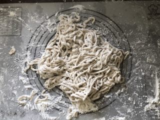 6、外酥内软的香甜干果萨琪玛,抖开。