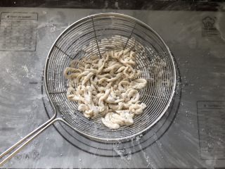 7、外酥内软的香甜干果萨琪玛,筛去多余的淀粉。