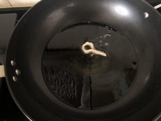 8、外酥内软的香甜干果萨琪玛,油锅烧热放入一根面条能够在2、3秒内快速浮起。