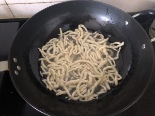 9、外酥内软的香甜干果萨琪玛,下入所有的面条炸一下。