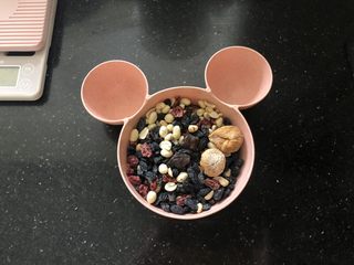 11、外酥内软的香甜干果萨琪玛,准备干果。