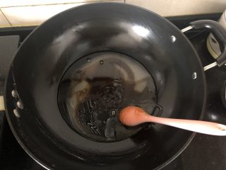 12、外酥内软的香甜干果萨琪玛,麦芽糖、白砂糖、水一起倒入锅中小火加热。