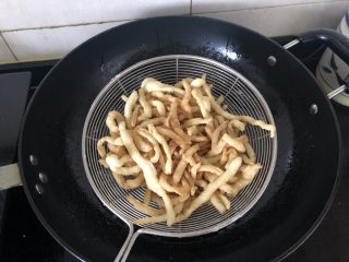 10、外酥内软的香甜干果萨琪玛,炸至金黄色捞出沥干油分。