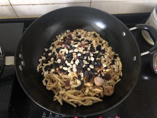 14、外酥内软的香甜干果萨琪玛,倒入炸好的面条和干果。