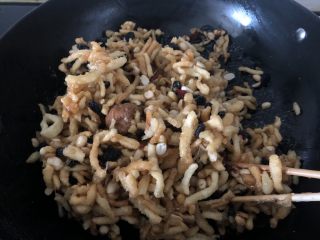 15、外酥内软的香甜干果萨琪玛,快速翻拌均匀。