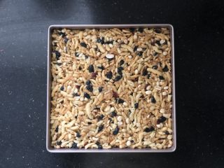 16、外酥内软的香甜干果萨琪玛,热倒入不粘烤盘中压实。