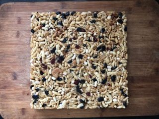 17、外酥内软的香甜干果萨琪玛,倒扣出来。