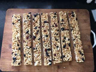 18、外酥内软的香甜干果萨琪玛,趁余温切成长条。