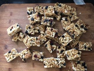 19、外酥内软的香甜干果萨琪玛,再切成小块。